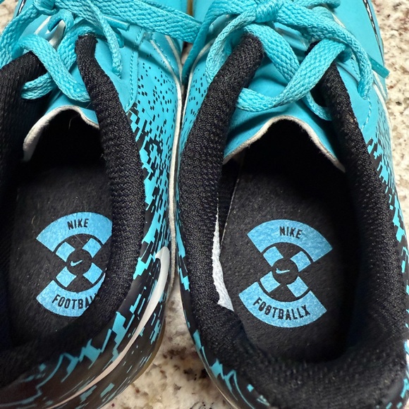 Nike Blue Indoor Soccer/futsal shoes with Synthetic Upper and Sleek Design - Picture 4 of 6